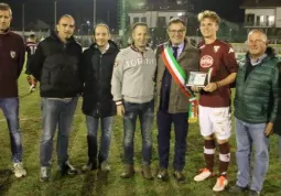 Il sindaco, Marco Gallo, e l'assessore allo Sport, Gian Franco Ferrero, cosegnano una targa al giovane calciatore buschese Federico Giraudo